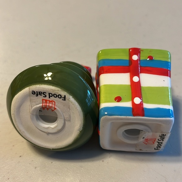 Christmas tree snd present salt and pepper shaker. - Picture 3 of 4